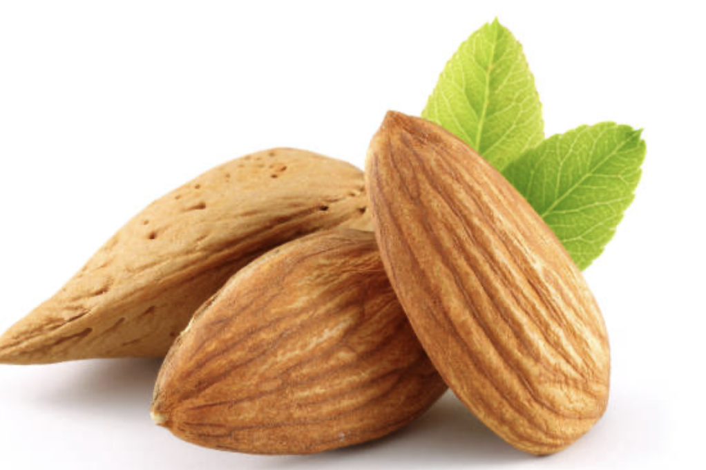 3 amandes et 2 feuilles vertes sur fond blanc