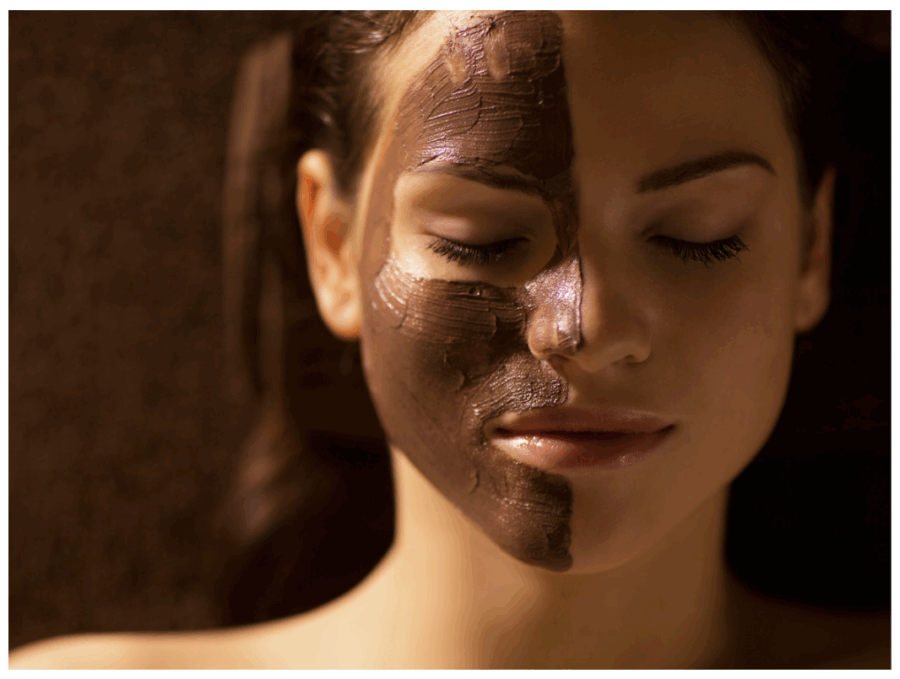 visage de femme yeux fermés et masque posé sur la moitié du visage
