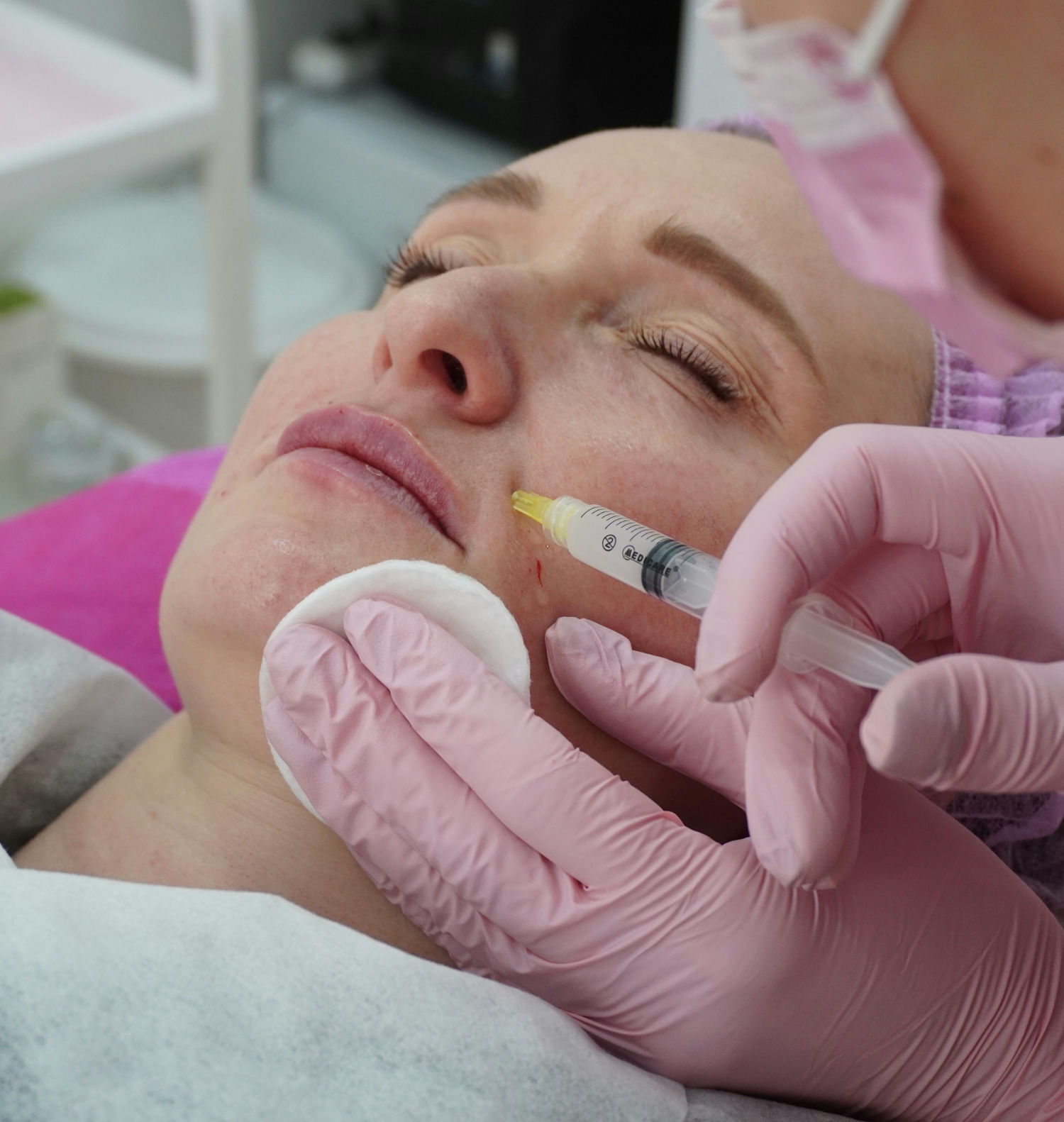 Gros plan sur une femme se faisant injecter du botox avec une seringue
