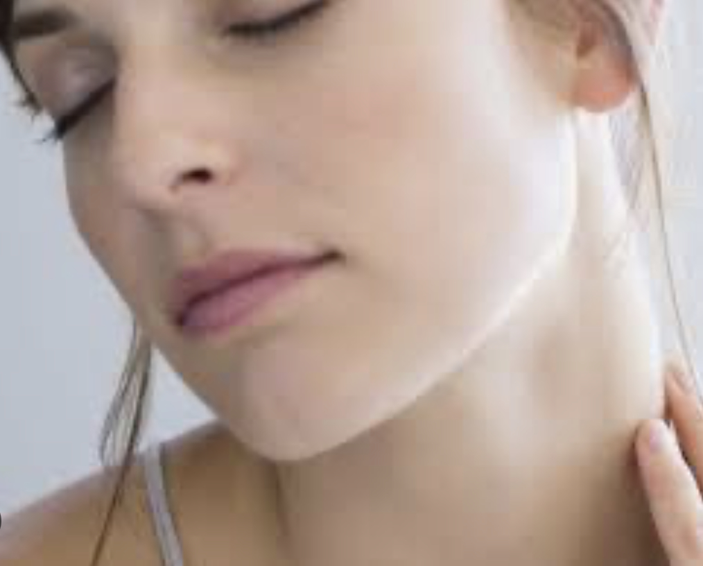 gros plan sur le visage d'une femme fermant les yeux ayant l'air sereine