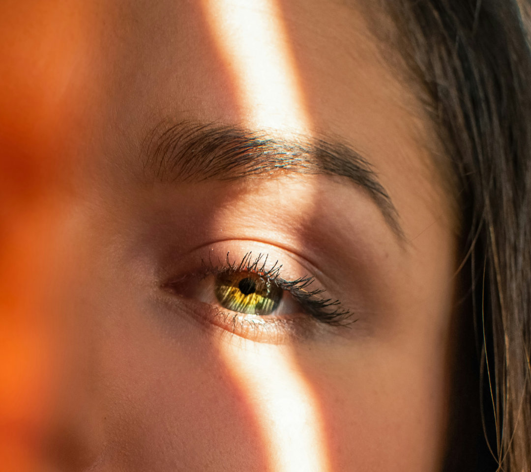 gros plan sur l'oeil gauche d'une femme